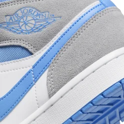 Air Jordan 1 Mid University Blue Grey< Trainers
