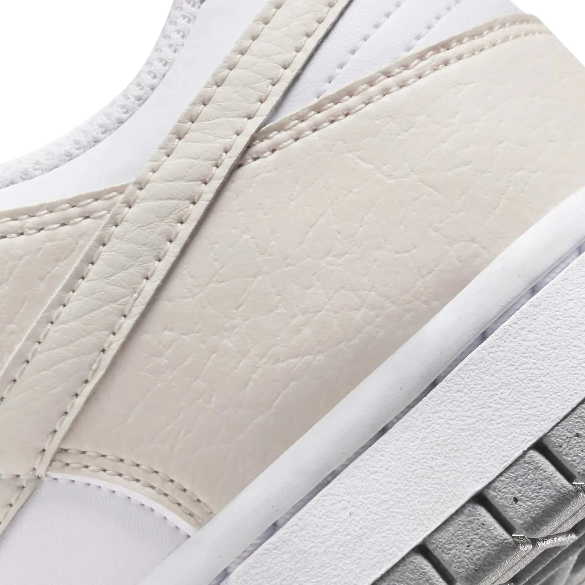 Nike Dunk Low Next Nature White Light Orewood Brown (W)< Trainers
